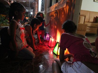 Cada familia decora la entrada de su casa con velas y faroles de colores.