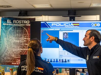 El inspector jefe Sergio Castro examina junto a una compañera de la Policía Científica la herramienta de reconocimiento facial ABIS.
