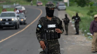 Miembros de la Policía Militar de Orden Público vigilan una carretera en Francisco Morazán, Honduras, en julio de 2023.