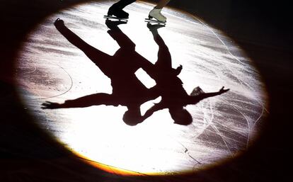 Los patinadores rusos Ksenia Stolbova y Fedor Klimov durante un ejercicio en la gala de exhibición después del Gran Premio de Figuras de la Copa Rostelecom, celebrado en Moscú (Rusia).