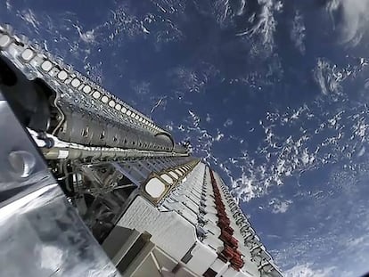 Conjunto de satélites Starlink antes de serem liberados pela segunda etapa do Falcon 9.
