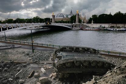 Un carro de combate, destruido, a la orilla del Sena, cerca del mítico puente de la capital francesa (Montaje de Paul Biota).