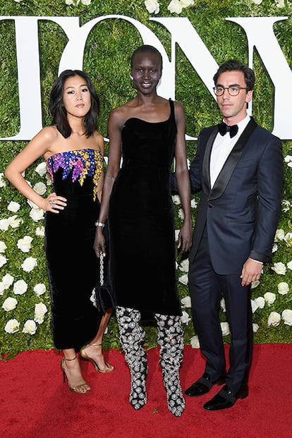 La modelo Alek Wek escoltada por los diseñadores Laura Kim y Fernando Garcia, directores creativos de Oscar de la Renta, que la vistieron para la ocasión.