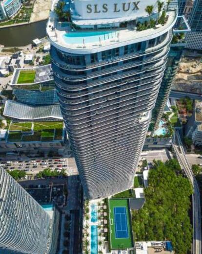SLS Lux, rascacielos de 57 pisos en el distrito de Brickell del Gran Centro de Miami.