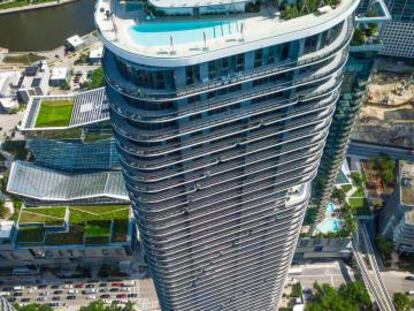 SLS Lux,  rascacielos de 57 pisos en el distrito de Brickell del Gran Centro de Miami.