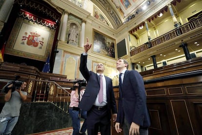 El presidente del PP, Pablo Casado (derecha), junto al decano de la Universidad Georgwtown Paul Almeida, en el Congreso.