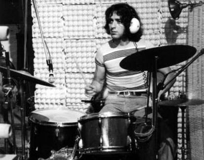 Jaki Liebezeit, baterista de Can, en el estudio.