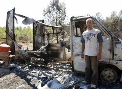 Sabastian Deschants vio ayer su furgoneta quemada.