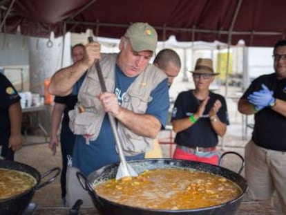 El cocinero español opina sobre la asistencia en emergencias humanitarias y cuenta por qué ha viajado hasta lugares como Bahamas, Mozambique e Indonesia para repartir comida