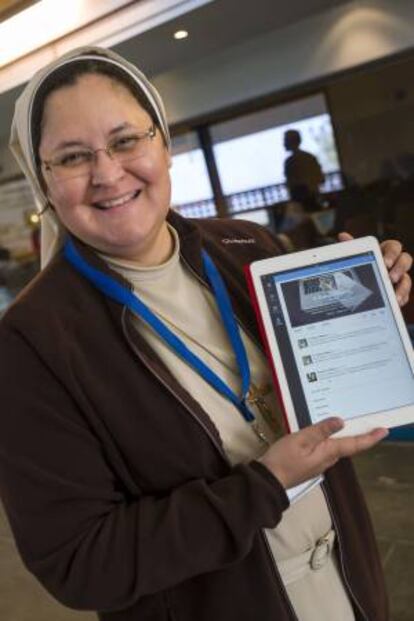 La filóloga y periodista, Xiskya Lucía Valladares, religiosa de Pureza de María, conocida como la monja twittera, muestra en una tableta su cuenta de twitter en el cuarto congreso sobre redes Comunica 2.0.