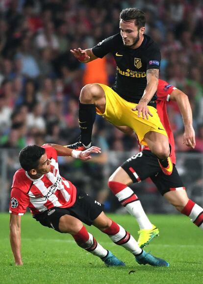 Saúl Ñíguez salta sobre Héctor Moreno del PSV, tras una jugada.