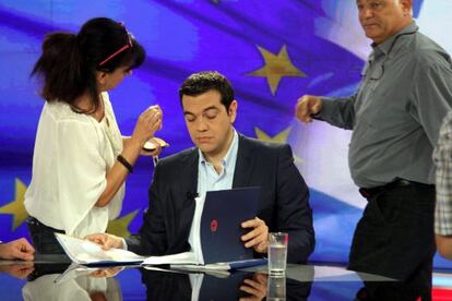 Alexis Tsipras se prepara para su entrevista anoche en la televisi&oacute;n.