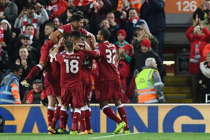 Mohamed Salah, del Liverpool, celebra el gol con sus compañeros.
