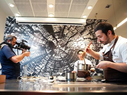 El codirector del documental, Juantxo Sardon, grabando en Mugaritz.