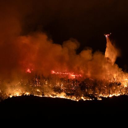 Un helicóptero rocía agua sobre el incendio en Oroville, California, el 2 de jullio 2024.