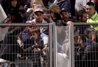 Un grupo de hinchas intenta saltar al terreno de juego al poco de comenzar el partido. Según el ministro de Seguridad de la provincia de Buenos Aires, Sergio Berni, la sobreventa de entradas generó el caos. “Muchos hinchas querían ingresar sin entrada”.