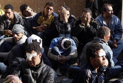 Manifestantes, heridos durante los choques entre seguidores y detractores de Mursi, detenidos a las puertas del palacio presidencial.