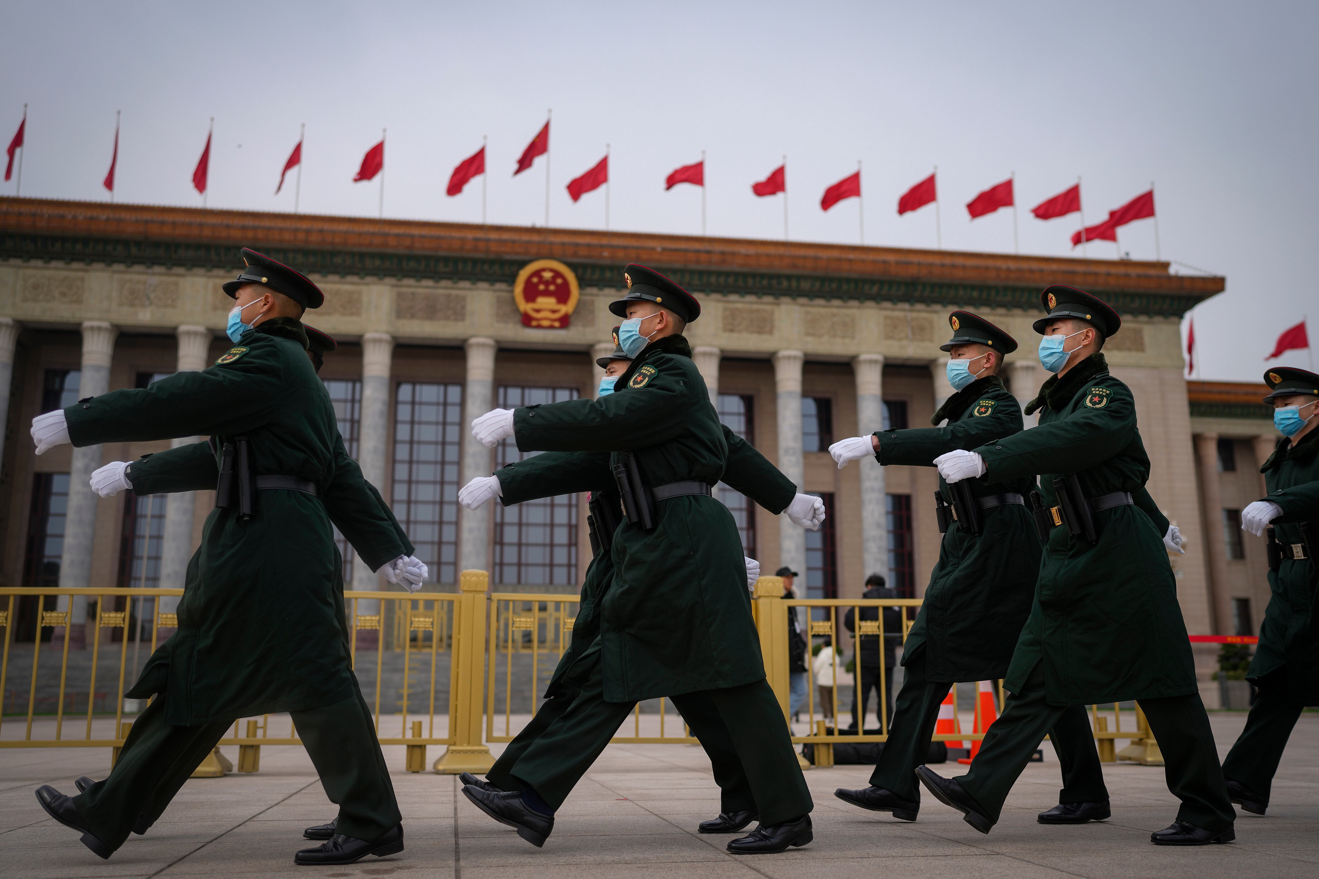 Soldados chinos marchan frente al Gran Salón del Pueblo durante una sesión preparatoria del Congreso Nacional del Pueblo en Pekín, el lunes.