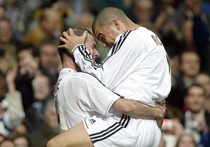 Zidane y Ronaldo festejan el primer gol del Madrid al Deportivo.
