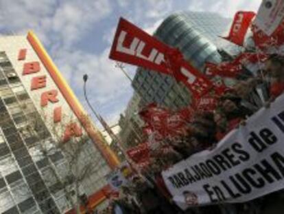 Trabajadores en el exterior de la sede principal de Iberia