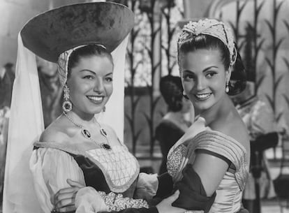  Carmen Sevilla, Actor, Singer, Spain- with Claudine Dupin (left) at the film "Fierecella domada (Photo by ullstein bild/ullstein bild via Getty Images)