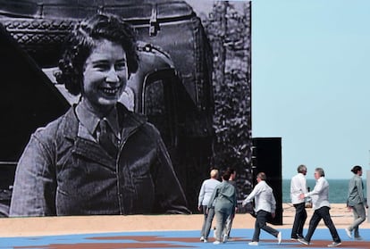 Imagen de la reina Isabel II de Inglaterra en una pantalla gigante durante una representaci&oacute;n teatral en la playa de Ouistreham