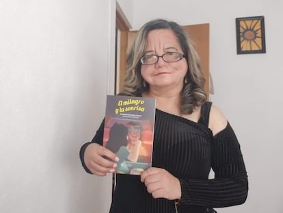 Daniella Giacomán sostiene una copia de su libro 'El milagro y la sonrisa'.