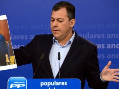 José Luis Sanz, secretario del PP andaluz, muestra una imagen de Martínez Aguayo junto a expedientes de los ERE.