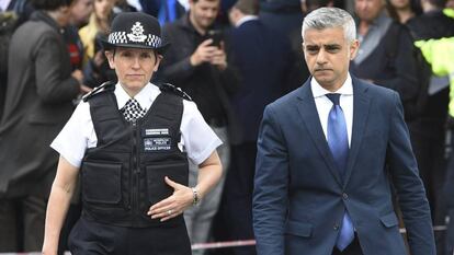 El alcalde de Londres, Sadiq Khan y la comisaria de la Polic&iacute;a Metropolitana de Londres, Cressida Dick, en el homenaje a las v&iacute;ctimas del ataque.