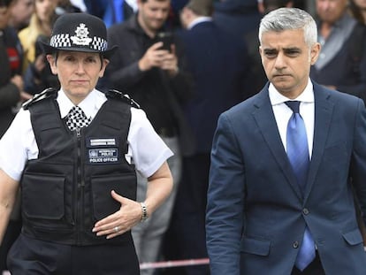 El alcalde de Londres, Sadiq Khan y la comisaria de la Polic&iacute;a Metropolitana de Londres, Cressida Dick, en el homenaje a las v&iacute;ctimas del ataque.
