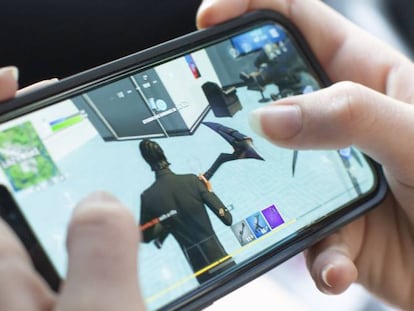 Una usuaria juega a Fortnite en un dispositivo de Apple. 