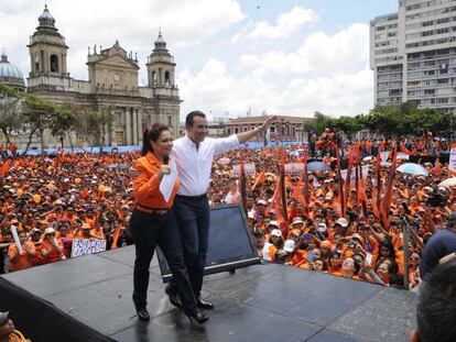 Roxana Baldetti y Alejando Sinibaldi, en el acto del domingo.