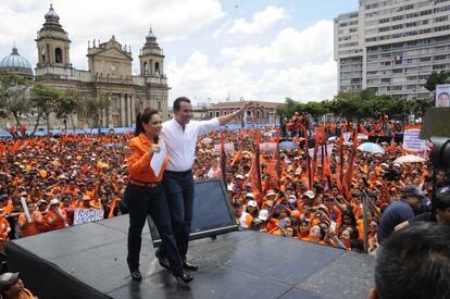 Roxana Baldetti y Alejando Sinibaldi, en el acto del domingo.