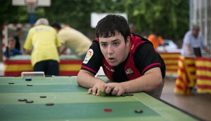 Campionat de futbol de botons celebrat al parc Joan Miró.