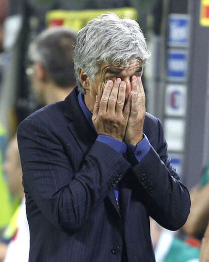 Gian Piero Gasperini se lamenta durante su último partido como entrenador del Inter, contra el Novara.