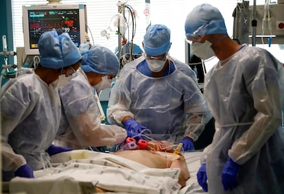 Médicos tratan a un paciente grave de covid en la unidad de cuidados intensivos del hospital militar Laveran de Marsella
