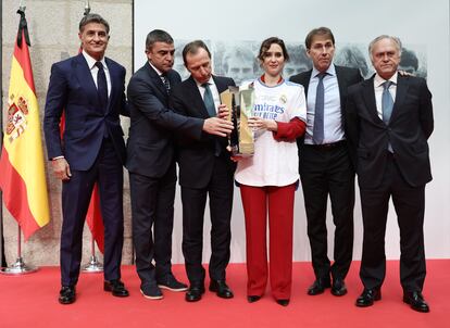 Los exfutbolistas y miembros de La quinta del Buitre junto a la presidenta de la Comunidad de Madrid, Isabel Díaz Ayuso.