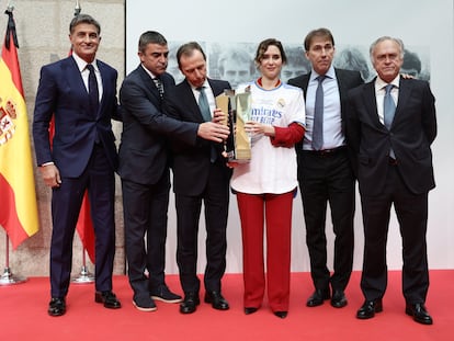 Los exfutbolistas y miembros de La quinta del Buitre junto a la presidenta de la Comunidad de Madrid, Isabel Díaz Ayuso.