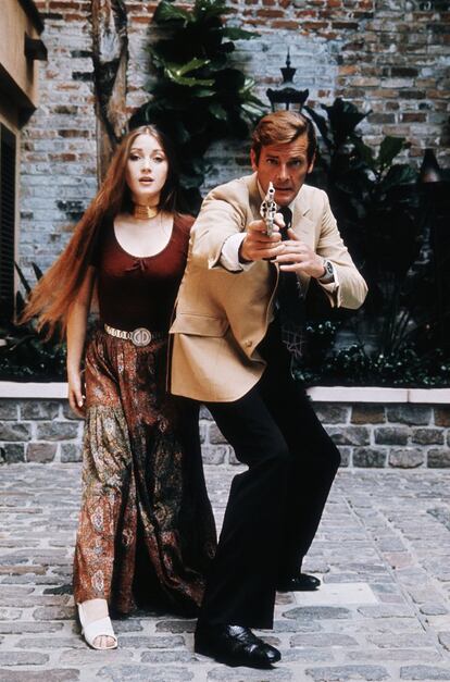 El sucesor de Sean Connery en el papel de James Bond, Roger Moore, posa junto a la actriz Jane Seymour para la promoción de la película 'Vive y deja morir', rodada en 1973.