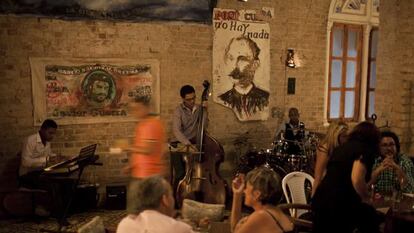 Concierto en el Caf&eacute; Madrigal de la Havana (Cuba), en marzo de 2014.