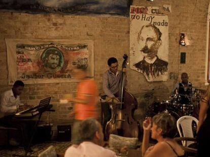 Concierto en el Caf&eacute; Madrigal de la Havana (Cuba), en marzo de 2014.