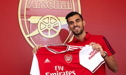 Ceballos posa con la camiseta del Arsenal en la sede del club en Londres.