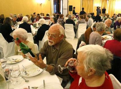 Comida navideña solidaria organizada por la Fundació Amics de la Gent Gran en Barcelona.