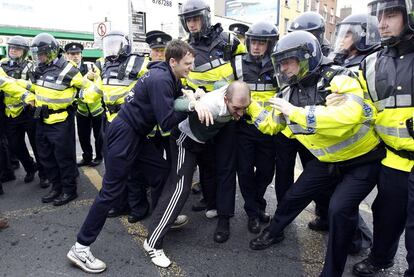 La policía irlandesa carga contra disidentes republicanos durante una manifestación contra la Reina en Dublín.
