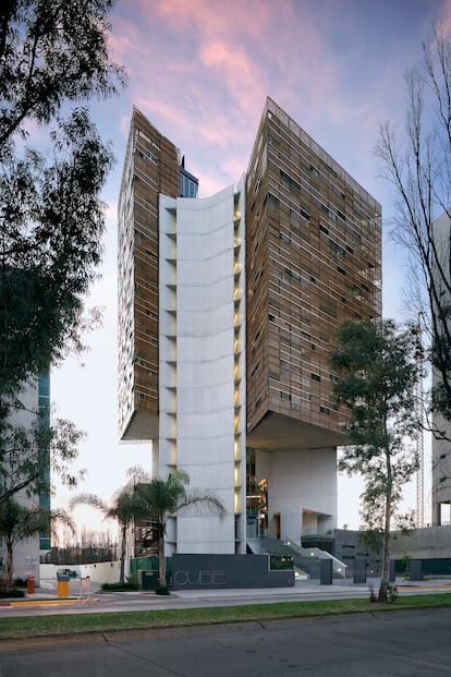 Exterior de la torre de oficinas Cube, en Guadalajara (México)