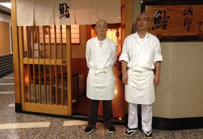 Jiro Ono (a la izquierda), junto a su hijo Yoshikauzu, en la entrada de su restaurante Sukiyabashi Jiro Honten, en una estaci&oacute;n del metro de Tokio.
