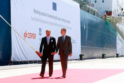 Felipe VI y el rey de Países Bajos, Guillermo Alejandro I, en el puerto de Algeciras (Cádiz) el pasado 14 de junio, durante el encuentro empresarial donde han respaldado el proyecto para crear un corredor de hidrógeno verde.