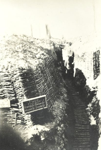 Tras la primera Batalla del Marne y su contraofensiva, la Batalla del Aisne, en septiembre de 1914, tanto los aliados francobritánicos como los alemanes empezarían la construcción de una cadena de trincheras entre el Mar del Norte y la frontera francosuiza que llegaría a sumar cerca de 40.000 kilómetros de longitud. Esta foto es de una trinchera alemana, de la colección de Fritz Scholl,