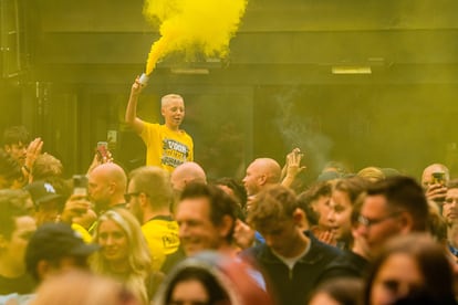 Aficionados del Vitesse celebran este miércoles que su club haya recuperado la licencia profesional.