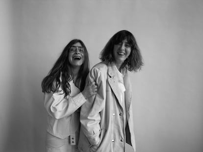 Isa calderón y Lucía Lijtmaer, las autoras del proyecto 'Deforme semanal', visten de Isabel Marant.